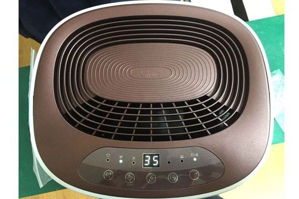 Bố trí Bảng điều khiển nằm mặt trên cùng của máy rất thuận tiện cho người sử dụng